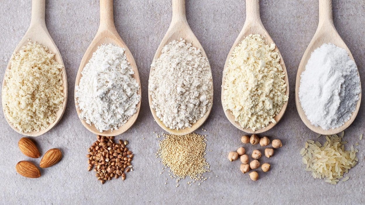 céréales alternatives à la farine sur cuillères