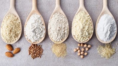 céréales alternatives à la farine sur cuillères