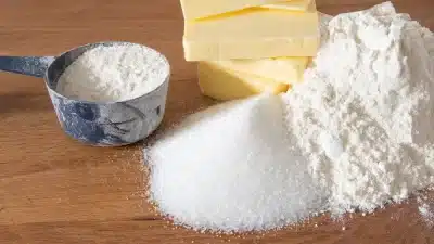 beurre sucre et farine sur une table
