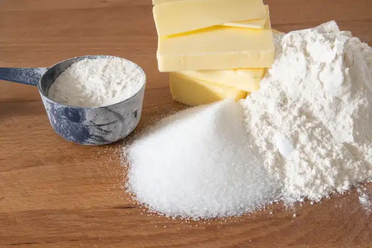 beurre sucre et farine sur une table