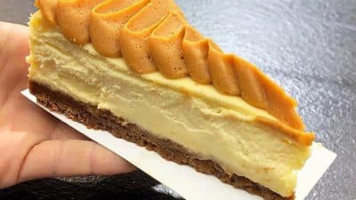Cheesecake au caramel onctueux sur biscuit croustillant, spécialité dominicale de Paris & Co.