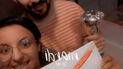 Vincent et Myriam Detee, boulangers à Riols, posant avec leur trophée et diplôme après avoir remporté le concours de la meilleure baguette du département