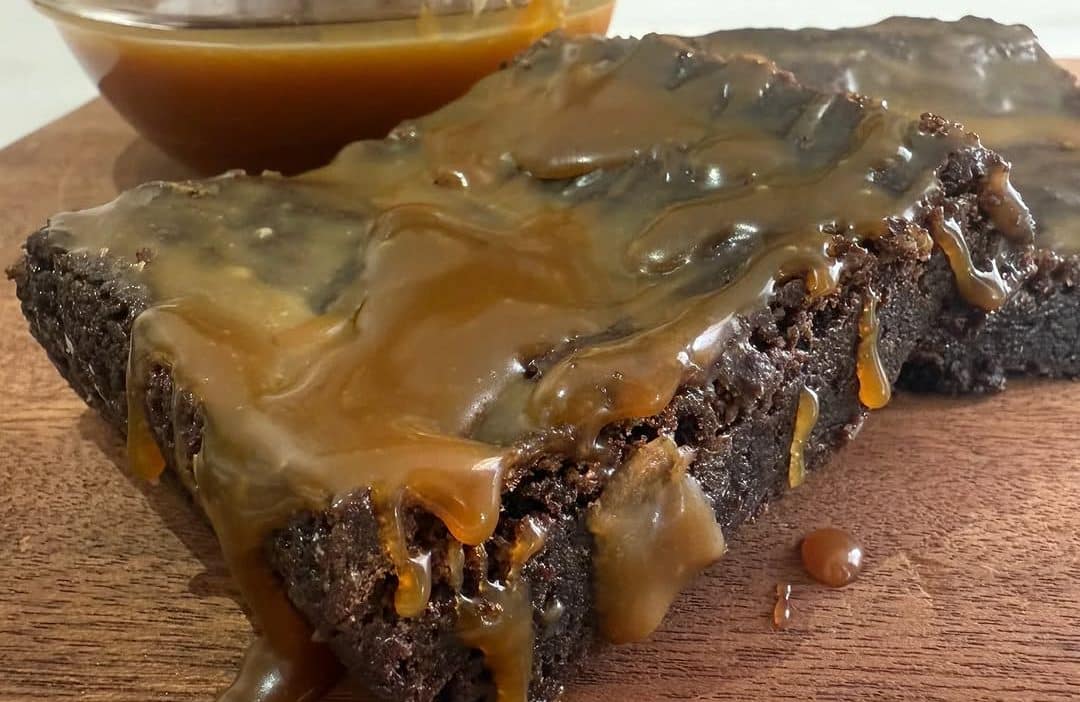 caramel salé sur du brownie