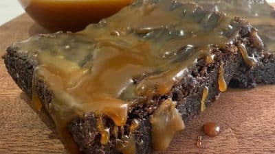 caramel salé sur du brownie