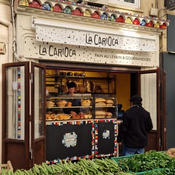 Façade de la boulangerie La Carioca à Sète, spécialisée dans le pain au levain et les gourmandises