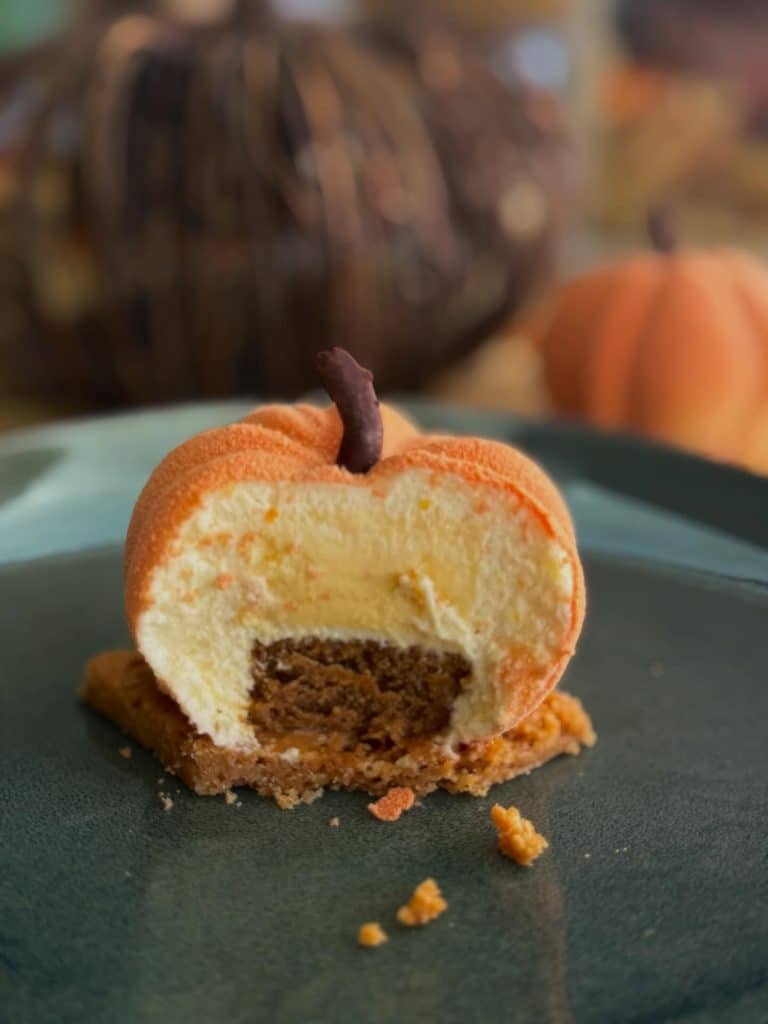 Citrouille dans vos boulangeries 🎃 Un savoureux mélange de crémeux mandarine, mousse légère à la mandarine, biscuit pain d’épice et sablé amande… Une douceur réconfortante aux couleurs de la saison
