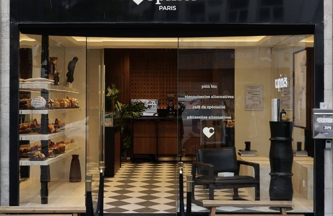 Façade de la boutique Copines Paris rue du Marché aux Herbes à Bruxelles, affichant pain bio, viennoiseries et pâtisseries alternatives