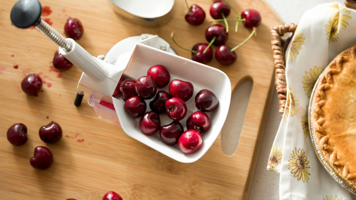 dénoyauteur de cerises sur une table