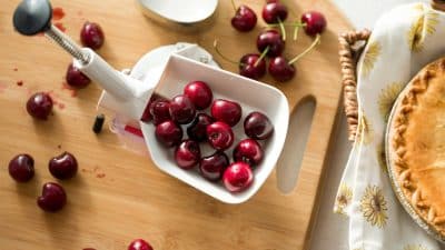 dénoyauteur de cerises sur une table