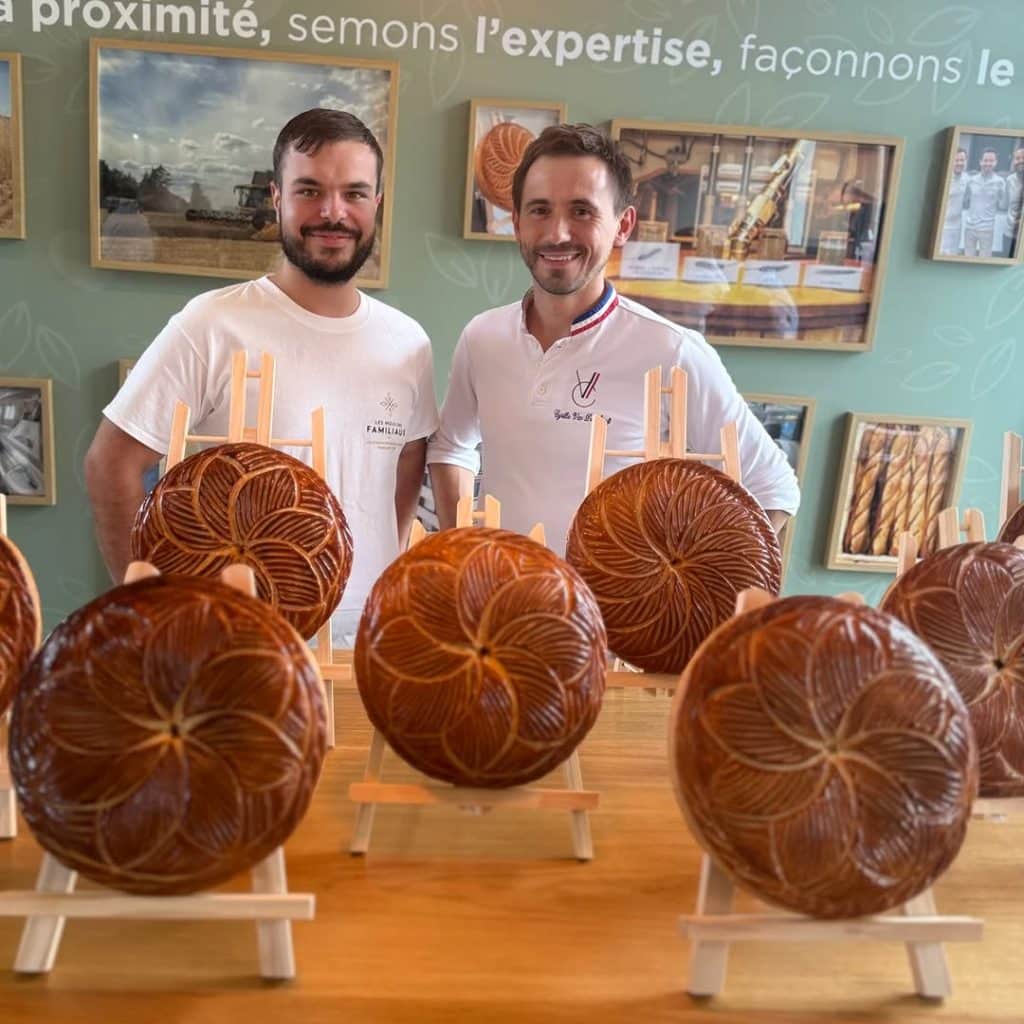 dylan da silva avec Cyrille Van Der Stuyft Meilleur Ouvrier de France boulanger pour un stage sur les galettes