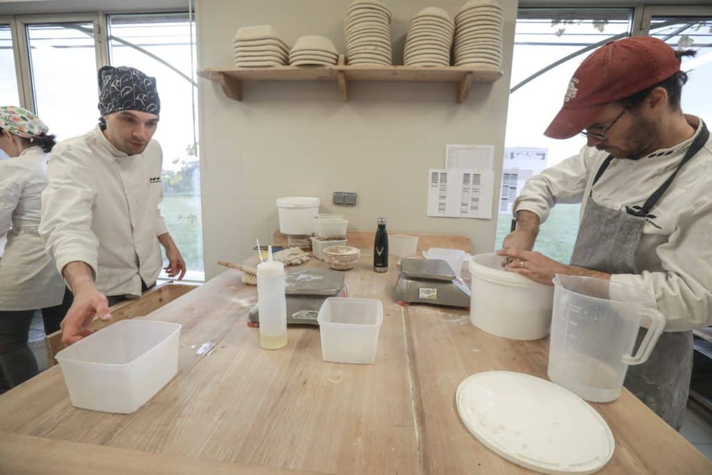 École internationale de boulangerie STAGIARES EN TRAIN DE TRAVAILLER