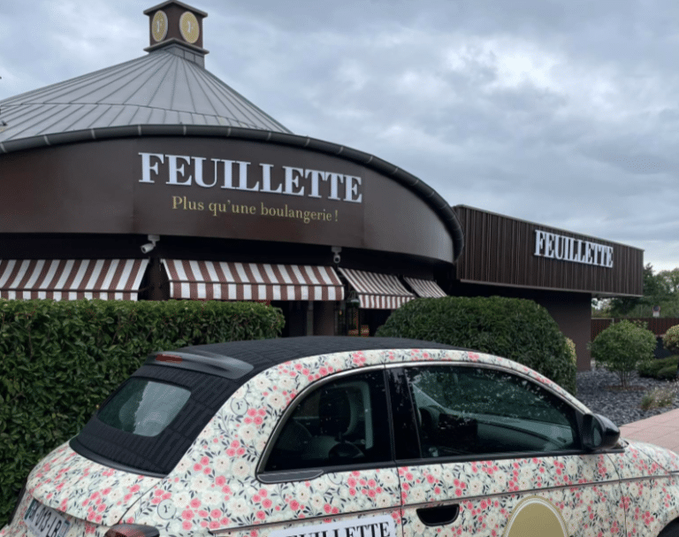 Façade de la boulangerie Feuillette à Sausheim avec enseigne visible et voiture décorée aux couleurs de la marque, située dans le Haut-Rhin
