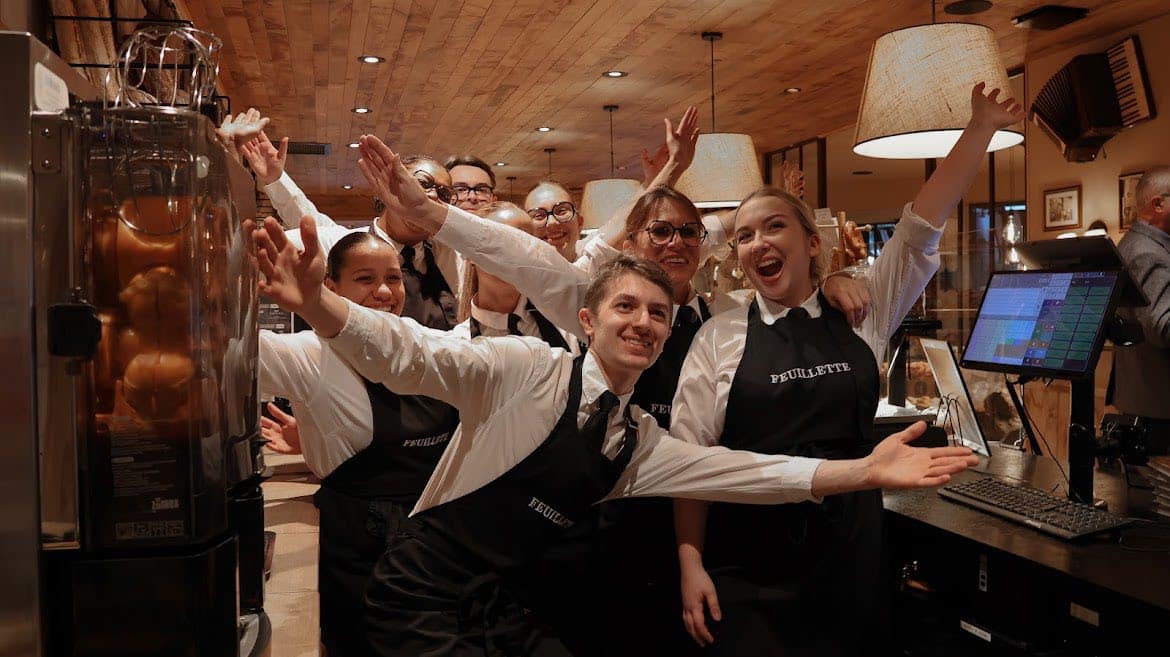 Équipe de la boulangerie Feuillette à Sausheim réunie lors de l’ouverture, souriante et prête à accueillir les clients dans une ambiance conviviale