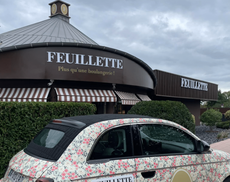 Façade de la boulangerie Feuillette à Sausheim avec enseigne visible et voiture décorée aux couleurs de la marque, située dans le Haut-Rhin