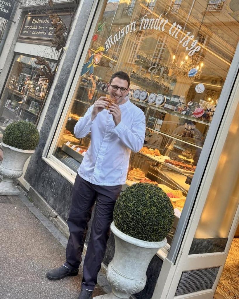 Florian Bouvet, 31 ans, artisan boulanger à Bayeux, pose avec sa distinction de Meilleur Flan de Normandie 2025, symbole de son savoir-faire artisanal et de la qualité de ses créations.