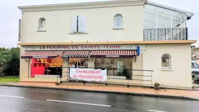 Devanture du Fournil de Sainte-Terre, boulangerie-pâtisserie artisanale récemment reprise par Geoffrey Ferreyra et Coralie Guillon, Gironde.