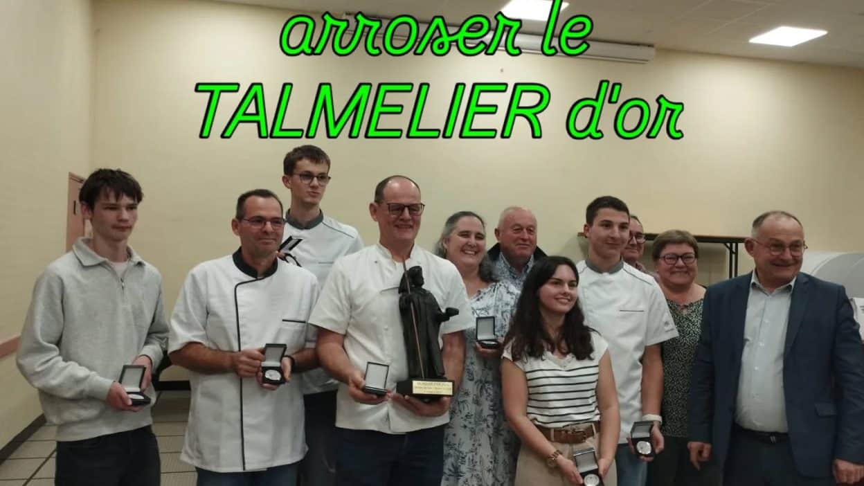 Franck Boulestreau et son équipe de la Boulangerie de la Thau posent avec la statuette du Talmelier d’Or 2025 lors d’une soirée de célébration à Mauges-sur-Loire, entourés de leurs collaborateurs et élus locaux.