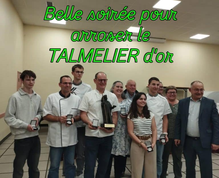 Franck Boulestreau et son équipe de la Boulangerie de la Thau posent avec la statuette du Talmelier d’Or 2025 lors d’une soirée de célébration à Mauges-sur-Loire, entourés de leurs collaborateurs et élus locaux.