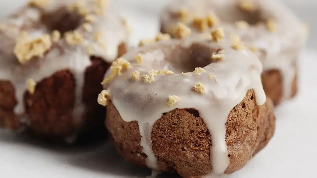 Donuts au chocolat cuits au four avec glaçage à l’érable