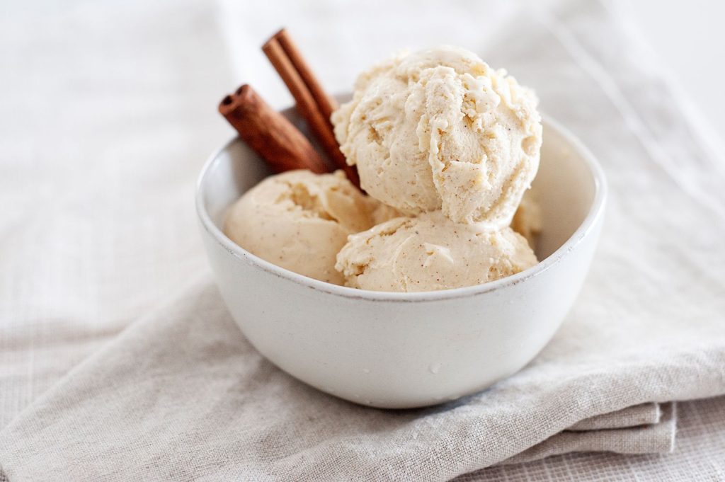Glace maison à la cannelle