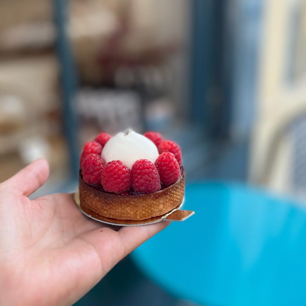 La tarte framboise câline est de retour depuis déjà une bonne semaine ! Associée à la violette, la framboise fruitée et acidulée retrouve de la douceur et floralité. Une idée de cadeau pour la fête des mères 😉 À consommer sans modération !