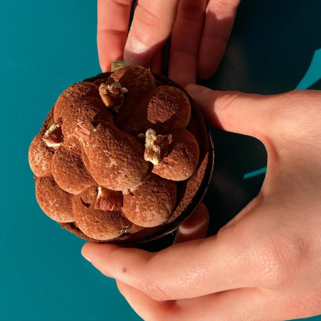 On n’avait pas encore eu le temps de vous la présenter ! Notre tarte chocolat décadente : pâte sucrée cacao, crème d’amande cacao, caramel aux noix de pécan fleur de sel, le tout surmonté d’une onctueuse ganache montée chocolat 64% et pécan torréfiée 
Un bon petit shot de gourmandise !