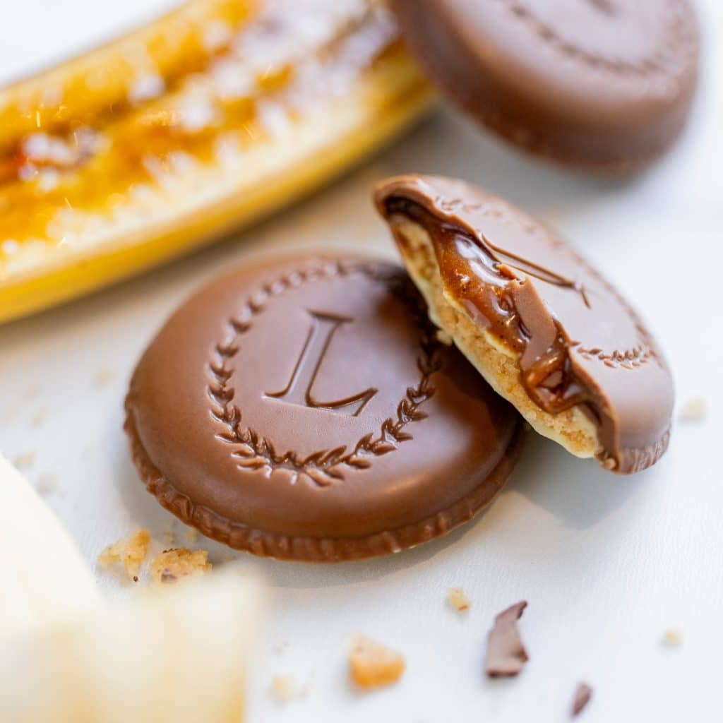 L'EUGÉNIE Une alliance parfaite de textures avec un biscuit craquant, un cœur fondant, et un enrobage de chocolat irrésistible. Inspirée par l'héritage de l'impératrice Eugénie, cette création iconique de la Maison Ladurée se déguste à tout moment de la journée, pour le plaisir des yeux et du palais. Quel Eugénie choisirez-vous ? _____ L'EUGÉNIE 💚 A perfect combination of textures with a crispy biscuit, a soft center, and an irresistible chocolate coating. Inspired by the legacy of the empress Eugénie, this iconic creation from Maison Ladurée can be enjoyed at any time of the day, delighting both the eyes and the palate.