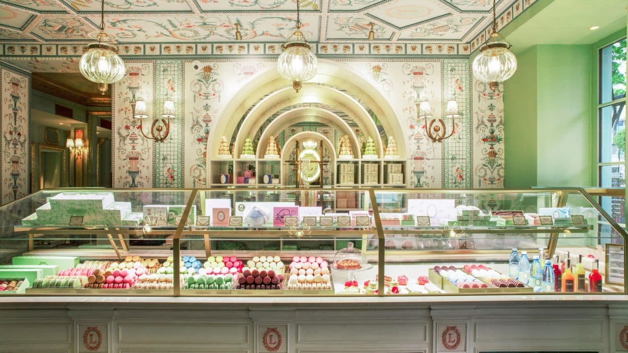 Ladurée Royale s'est refait une beauté à l'occasion de cet été sportif. Du plafond au muraux historiques du rez-de-chaussée, ces lieux ont pu être restauré et réinventé pour en faire une destination magique. Une très belle opportunité pour la Maison Ladurée de faire découvrir son savoir-faire à la française et ses pâtisseries d'excellences. 16, rue Royale 75008 Paris