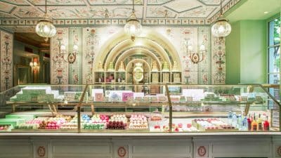 Ladurée Royale s'est refait une beauté à l'occasion de cet été sportif. Du plafond au muraux historiques du rez-de-chaussée, ces lieux ont pu être restauré et réinventé pour en faire une destination magique. Une très belle opportunité pour la Maison Ladurée de faire découvrir son savoir-faire à la française et ses pâtisseries d'excellences. 16, rue Royale 75008 Paris