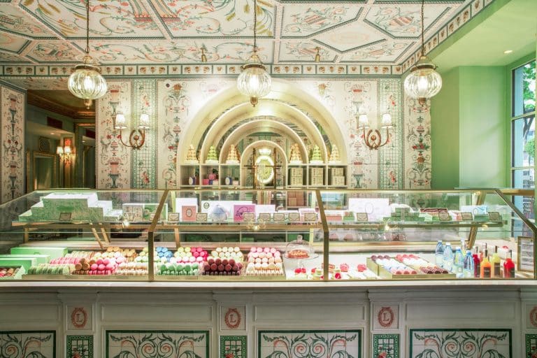 Ladurée Royale s'est refait une beauté à l'occasion de cet été sportif. Du plafond au muraux historiques du rez-de-chaussée, ces lieux ont pu être restauré et réinventé pour en faire une destination magique. Une très belle opportunité pour la Maison Ladurée de faire découvrir son savoir-faire à la française et ses pâtisseries d'excellences. 16, rue Royale 75008 Paris
