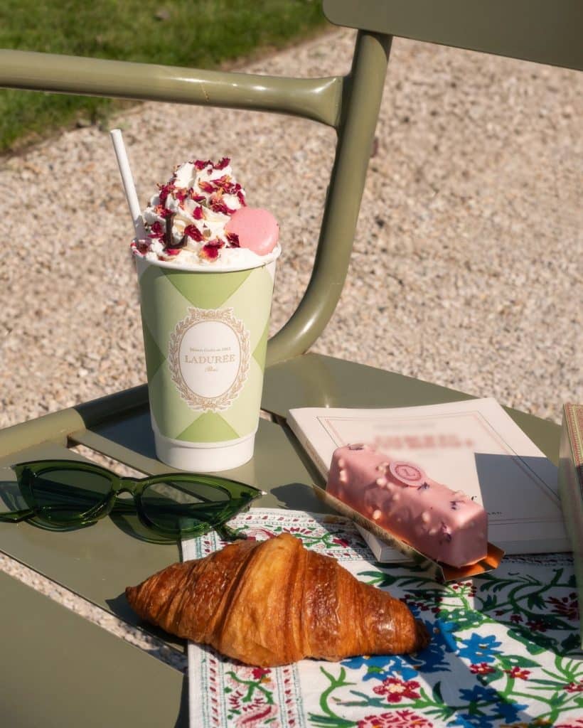 Macarons, viennoiseries, pâtisseries et sandwichs s’emportent et se dégustent partout, dans un parc ou en chemin, accompagnés de cafés ou des délicieux latte, dont les recettes sont inspirées des pâtisseries iconiques de la Maison. Ladurée Coffee Shop 4 Place Edmond Rostand 75006 Paris