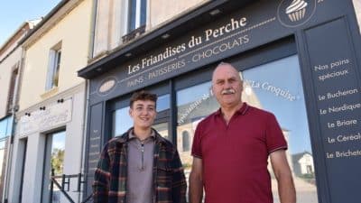 lucie creton pose à coté de son père devant la boulangerie