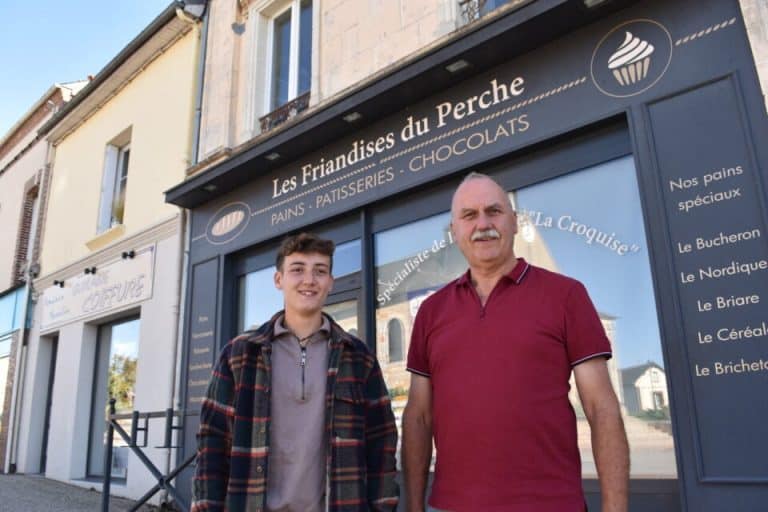 lucie creton pose à coté de son père devant la boulangerie