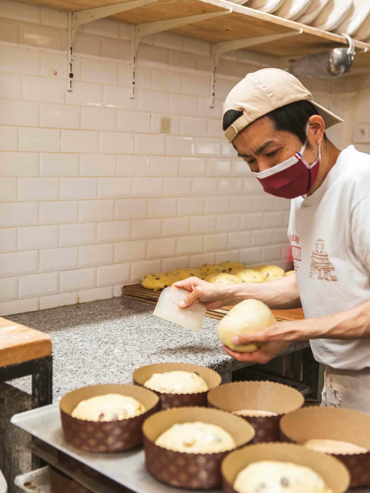Daisuke Fukuda préparant la pâte à panettone dans le laboratoire de La Carioca à Sète