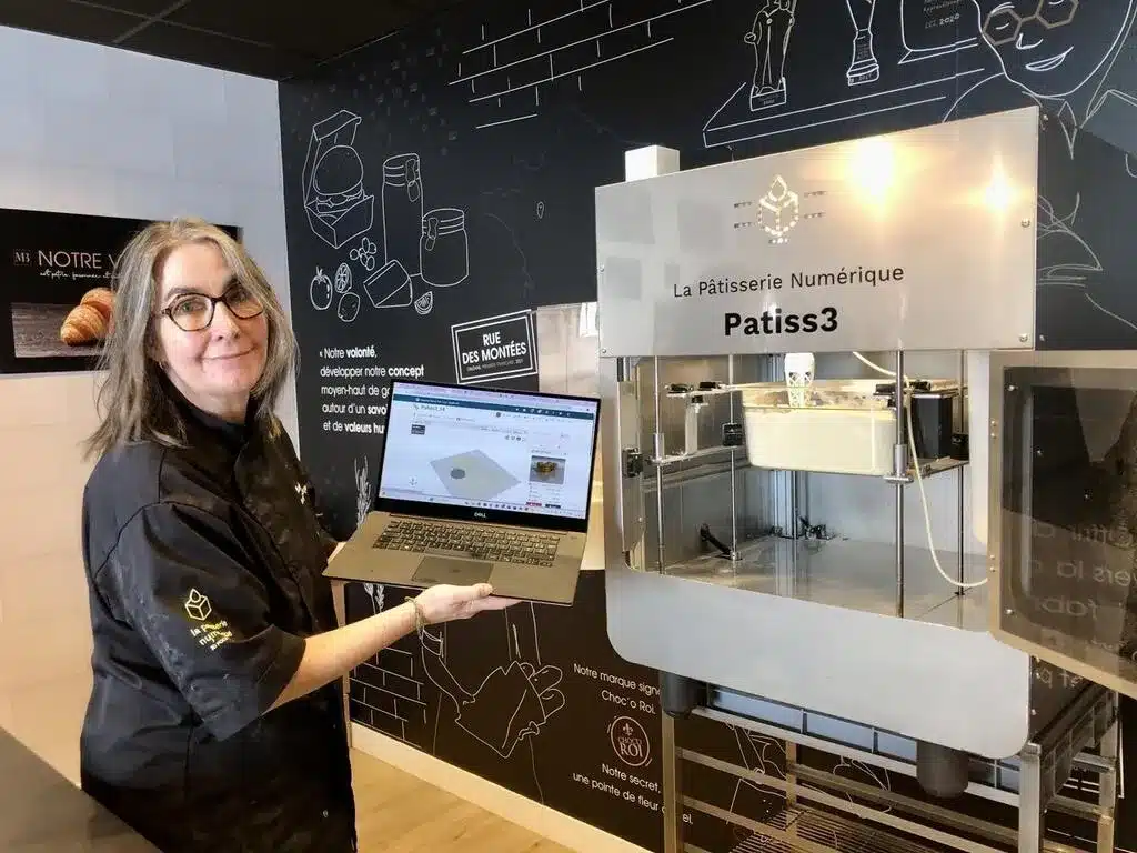 Marine Coré-Baillais devant patisserie numérique