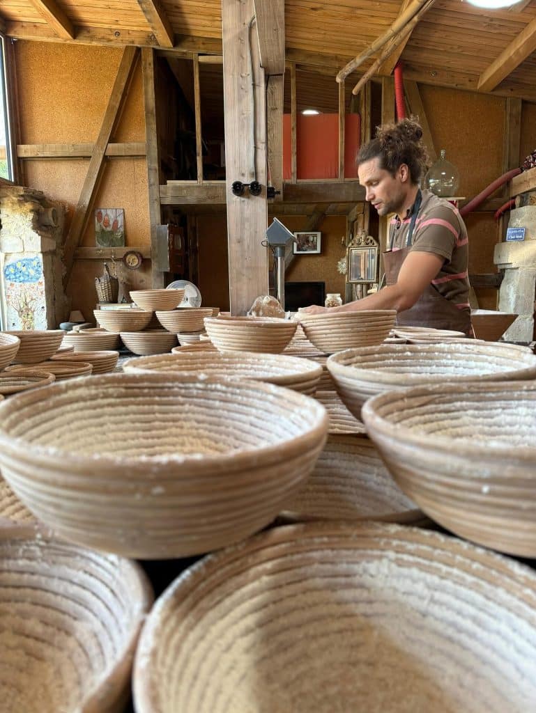 paul maillard de Boulangerie, moulin et ferme à Delle Pain au levain en train de travailler