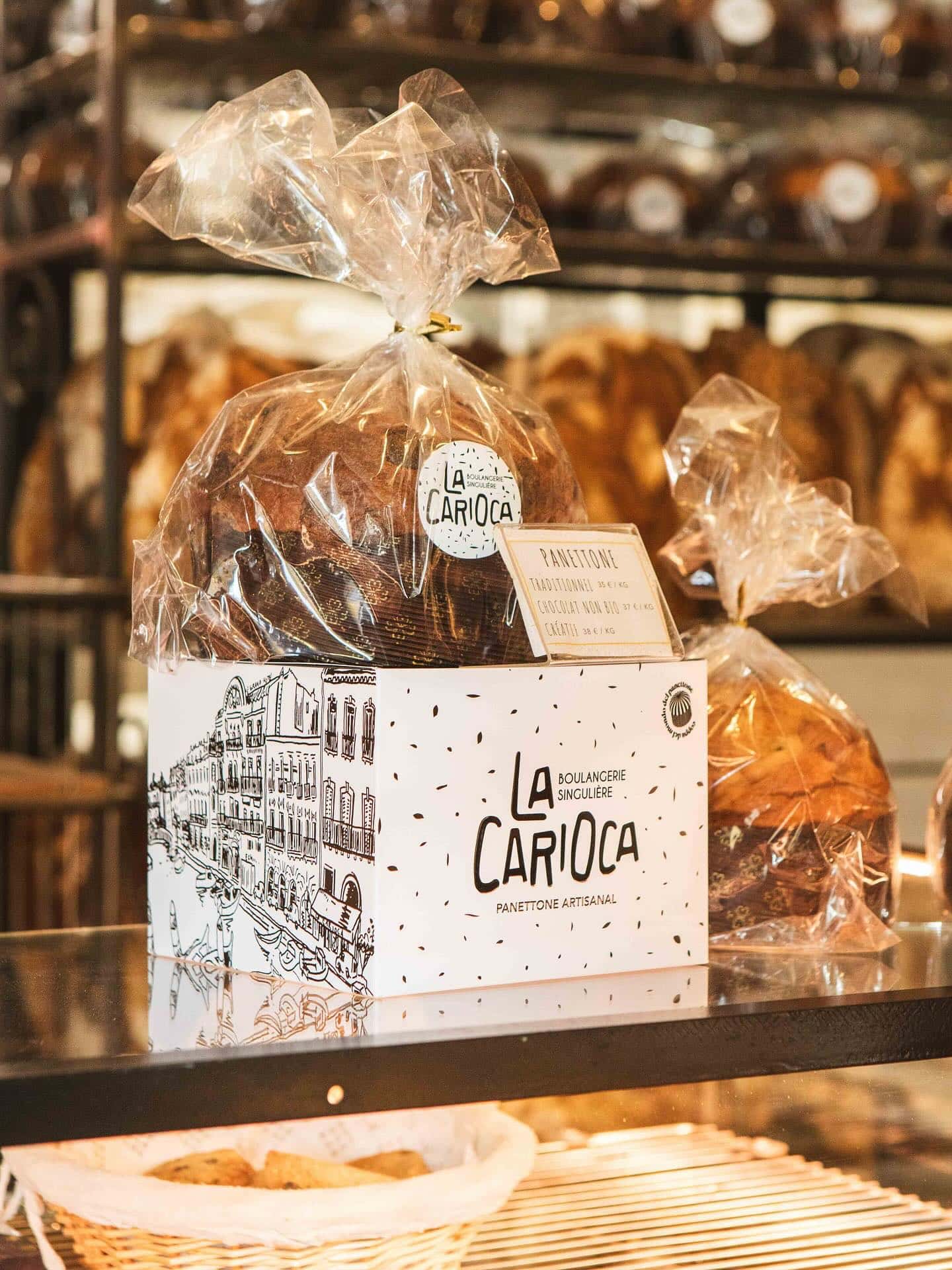 Panettone artisanal de La Carioca emballé pour la vente avec la boîte illustrée représentant la ville de Sète