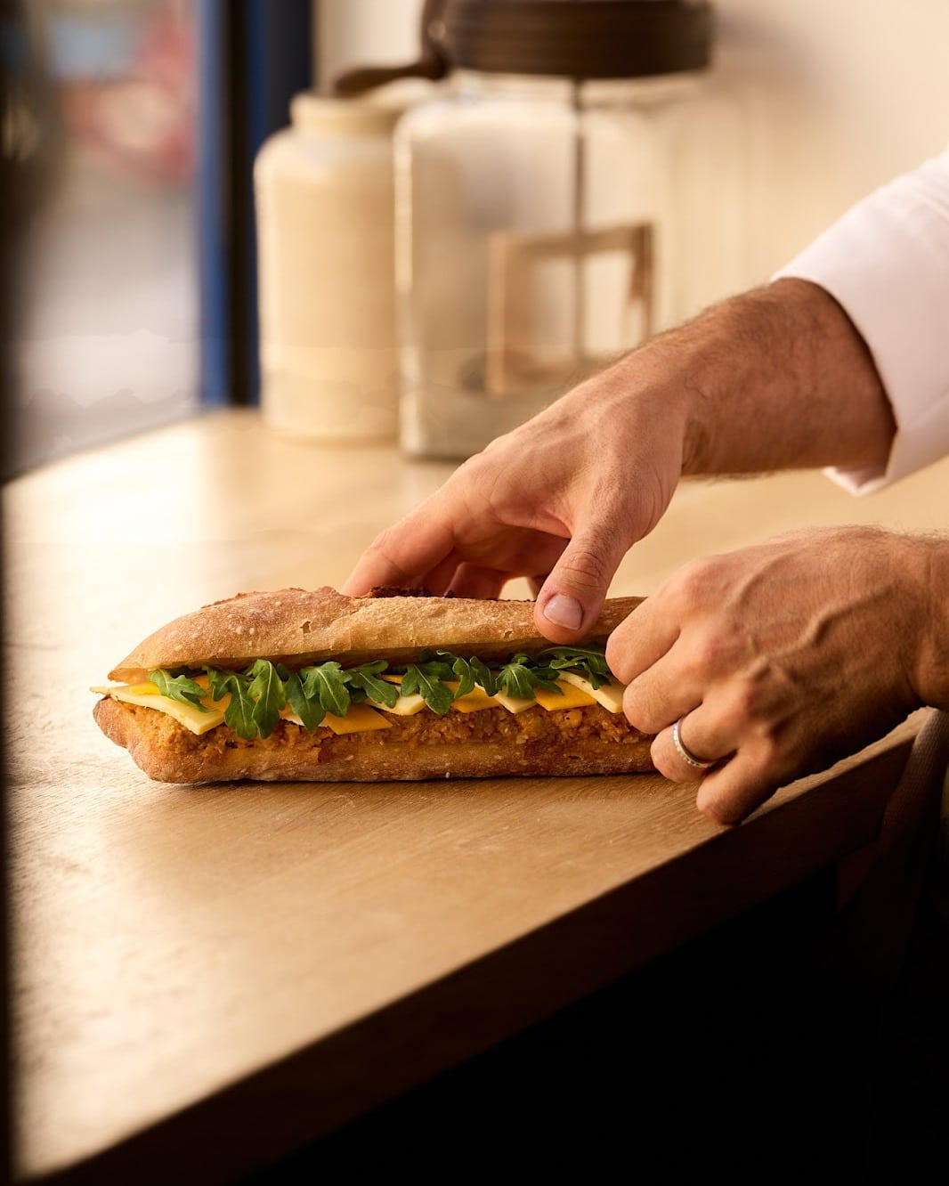 sandwich inédit, créé en collbaration avec le chef Thibaut Spiwack à l'occasion de nos 10 ans, marie de la saucisse du Tarn aux graines de fenouil, avec une purée de butternut, un confit d’oignons rouges, de la Tomme aux fleurs, des copeaux de butternuts marinés et des feuilles de roquette.