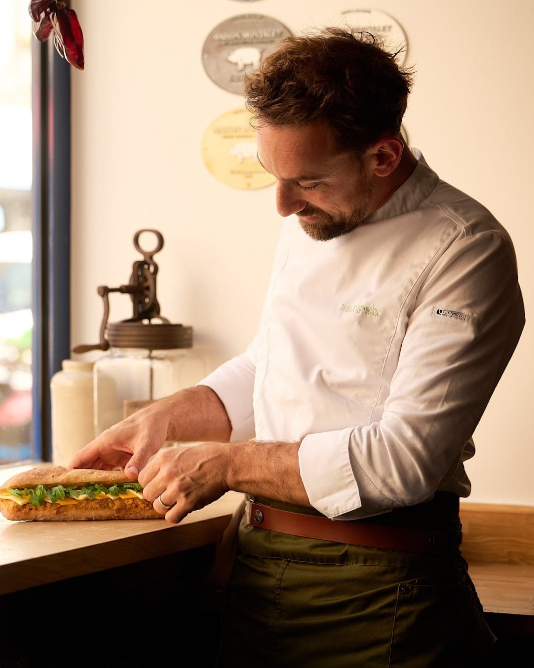 sandwich inédit, créé en collbaration avec le chef Thibaut Spiwack à l'occasion de nos 10 ans, marie de la saucisse du Tarn aux graines de fenouil, avec une purée de butternut, un confit d’oignons rouges, de la Tomme aux fleurs, des copeaux de butternuts marinés et des feuilles de roquette.