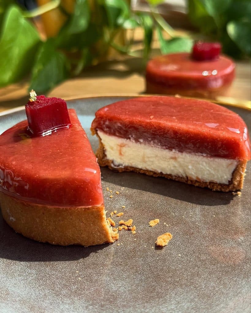 La tarte rhubarbe et sa mousse fromage blanc citron Une bouchée de fraîcheur acidulée