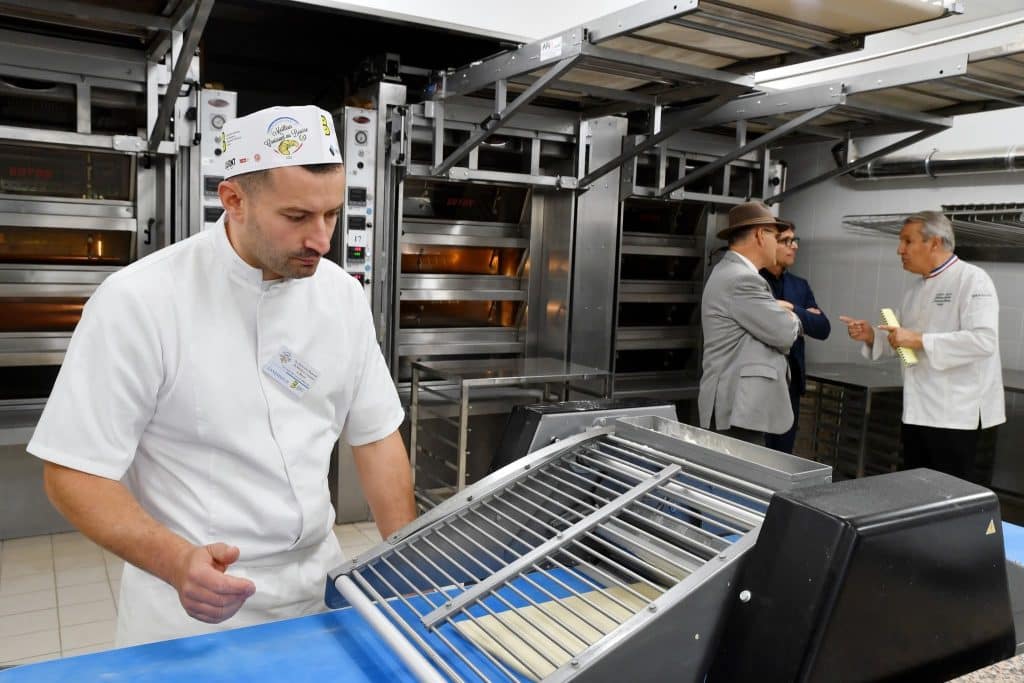 Samuel Dejonghe en train de travailler sur la préparation de son croissant au beurre