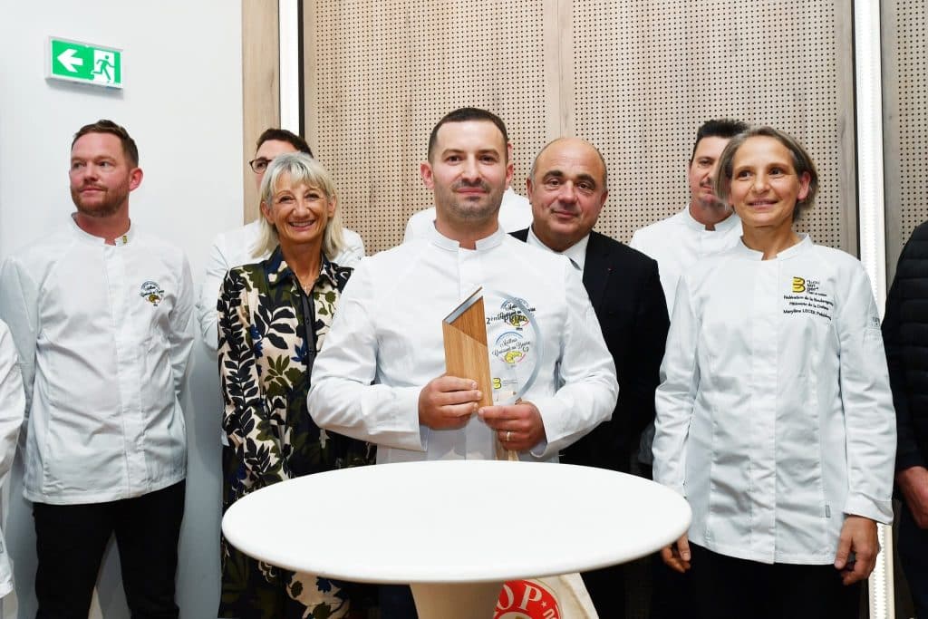 Samuel Dejonghe célèbre son prix de deuxième meilleur croissant au beurre