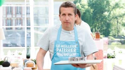 Sébastien, candidat axonais du Meilleur Pâtissier, portant un tablier bleu clair et présentant son gâteau lors de l’épisode spécial Halloween.