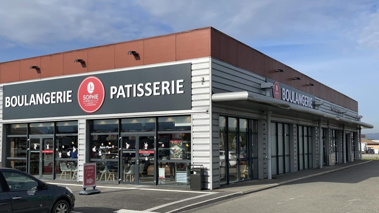 Façade d’une boulangerie Sophie Lebreuilly à Chabeuil, enseigne de pâtisserie et snacking moderne en franchise