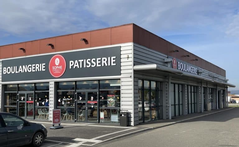 Façade d’une boulangerie Sophie Lebreuilly à Chabeuil, enseigne de pâtisserie et snacking moderne en franchise