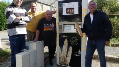 Les élus de la commune de Trévron (Côtes-d’Armor) avec le boulanger de Bobital, Boris Dubois, baguette en main, pour approvisionner le distributeur.