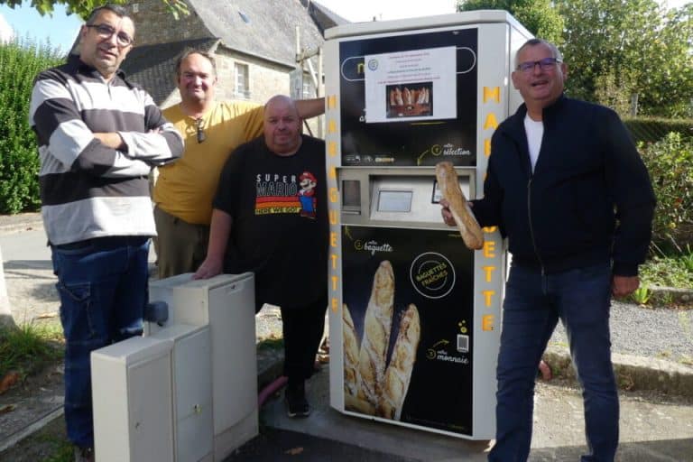 Les élus de la commune de Trévron (Côtes-d’Armor) avec le boulanger de Bobital, Boris Dubois, baguette en main, pour approvisionner le distributeur.