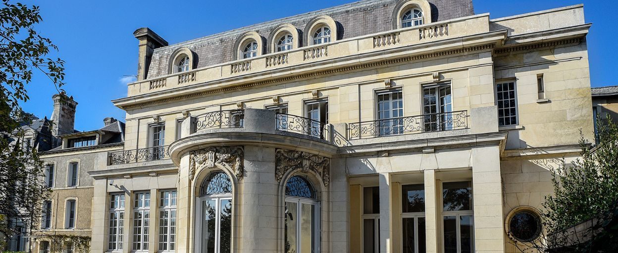façade du tribunal administratif de Poitiers, bâtiment historique où a été rendue la décision sur la fermeture hebdomadaire des boulangeries
