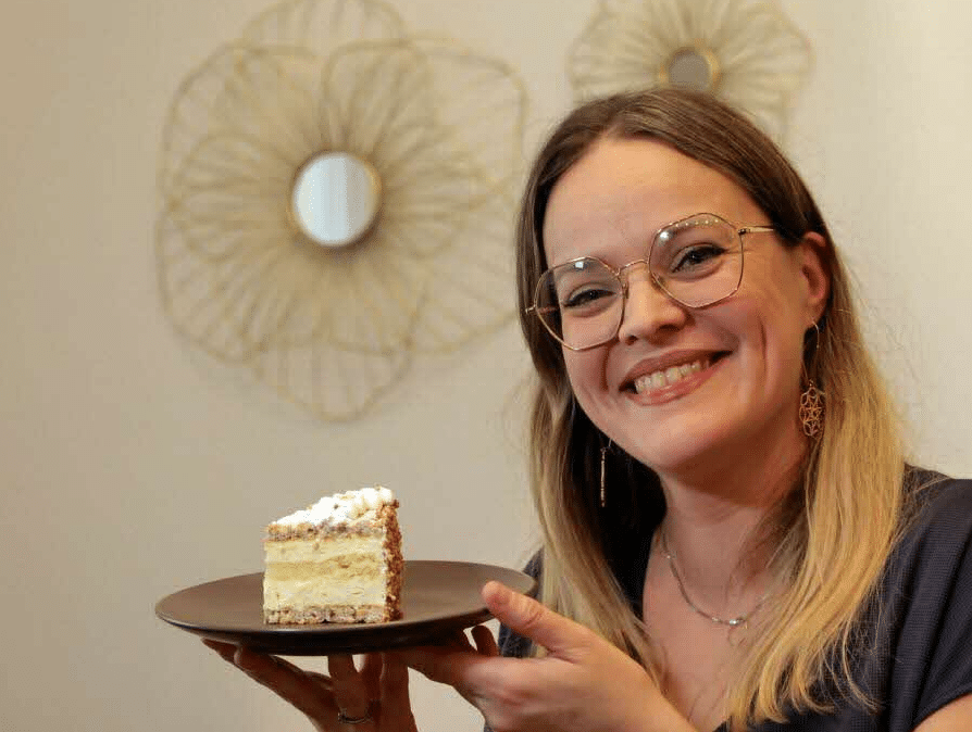 victoria weber souriante
