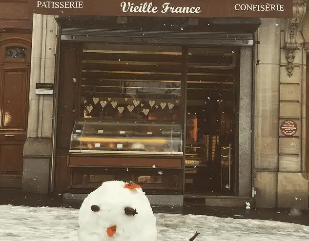 vieille france pendant un jour enneigé
